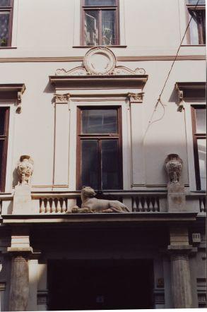 041-Budapesti_egykori_Tigris-szallo (Nador u-Merleg u).jpg - A budapesti egykori Tigris Szll a Ndor utca s a Mrleg utca sarkn.